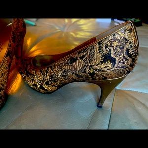 Sz 6.5 Black and Gold A'mano heels